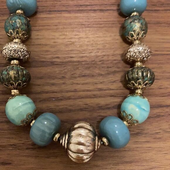 Vintage Necklace with Aqua glass beads and gold tone metal with Toggle Catch. - Picture 3 of 4